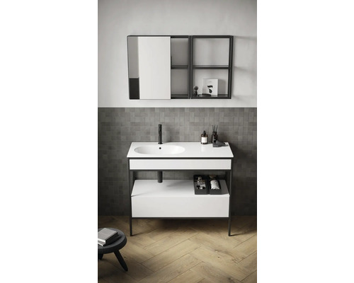 Badezimmer mit Waschtischunterschrank, Aufsatzwaschbecken, Armatur und Spiegelschrank mit Regal