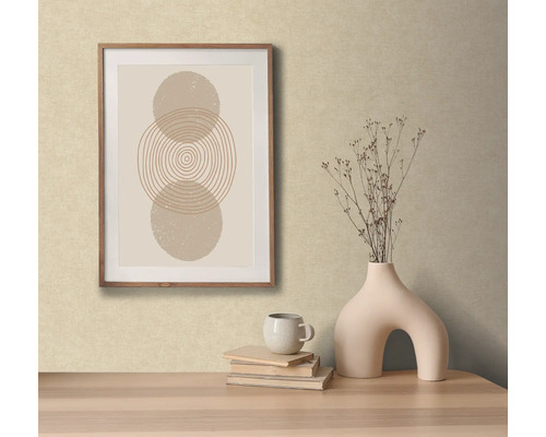 Dekorative Szene mit einem gerahmten abstrakten Kunstwerk, einer Vase mit Blumen, Büchern und einer Tasse auf einem Tisch.