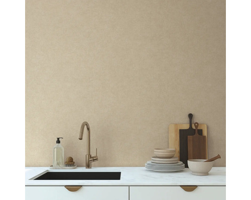 Küchenszene mit Spüle, Armatur, Geschirr und Schneidebrettern auf einer Marmorarbeitsplatte