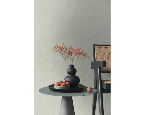 Dekoratives Arrangement mit Vase, Trockenblumen und Litschis auf einem Tisch