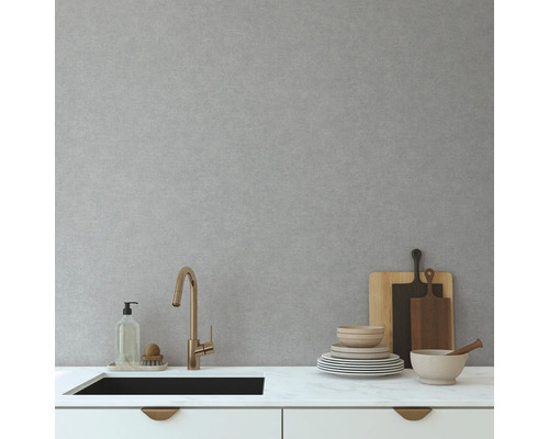 Küchenszene mit Spüle, Armatur, Geschirr und Schneidebrettern auf einer Küchentheke.