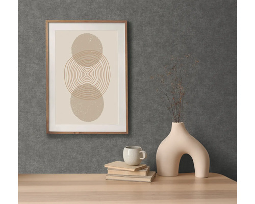 Dekorative Szene mit einem gerahmten Grafikdruck, einer Tasse, Büchern und einer ungewöhnlichen Vase