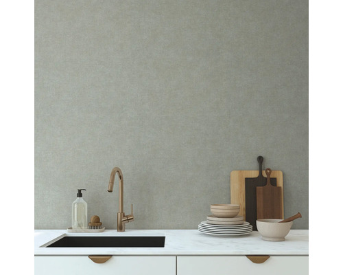 Moderne Küchenszene mit Spüle, Armatur, Geschirr, Schneidebrettern und strukturiertem Hintergrund