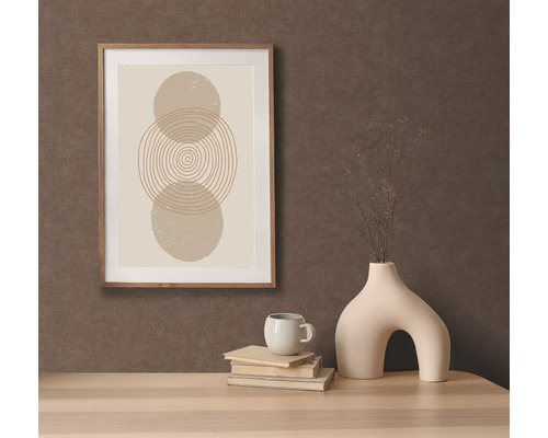 Dekoratives Bild mit Rahmen, Vase, Tasse und Büchern auf einem Tisch.