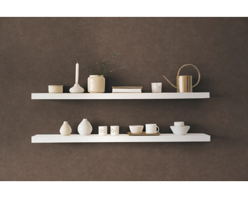 Zwei weiße Wandregale mit Dekorationsartikeln an einer Wand