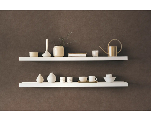 Zwei weiße Wandregale mit verschiedenen Dekorationsgegenständen an einer Wand
