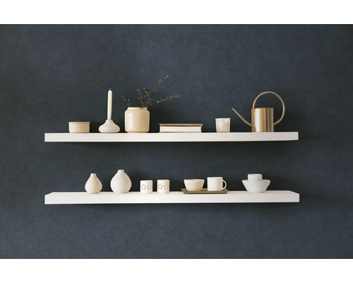 Zwei Regalböden mit Dekorationsgegenständen an einer Wand