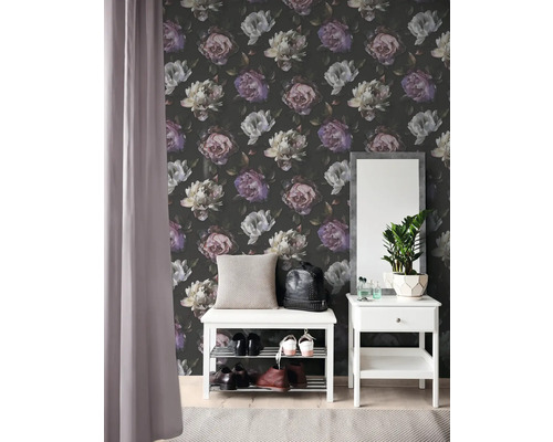 Eingangsbereich mit Blumentapete, Bank mit Schuhablage und Spiegel