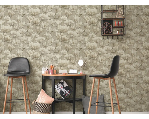 Raumgestaltung mit Tapete mit Blütenmuster, Hockern und Dekorationen