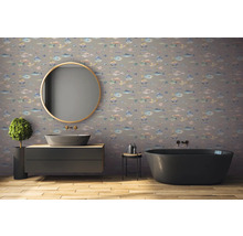 Badezimmer mit Fischmuster-Tapete, Waschbecken, Spiegel und Badewanne