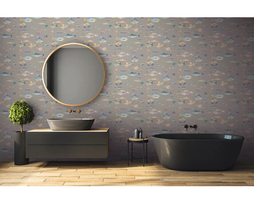 Badezimmer mit Fischmuster-Tapete, Waschbecken, Spiegel und Badewanne