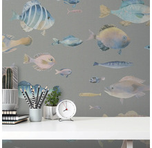 Nahaufnahme einer Wand mit Fischtapete und einem Schreibtisch mit dekorativen Gegenständen