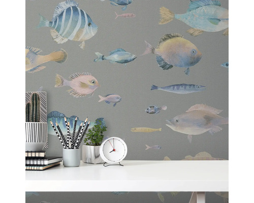 Nahaufnahme einer Wand mit Fischtapete und einem Schreibtisch mit dekorativen Gegenständen