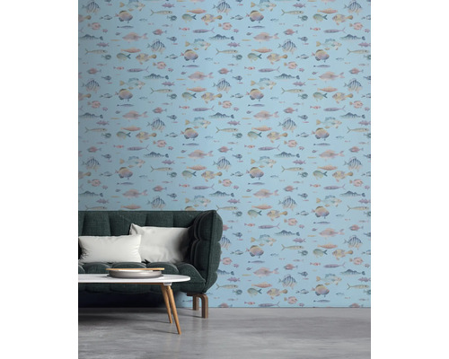 Wohnzimmer mit blauer Tapete mit Fischmuster