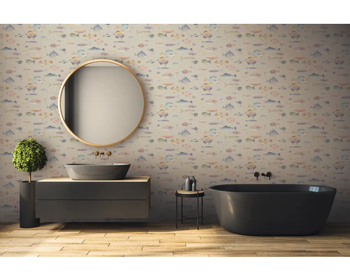 Badezimmer mit Waschbecken, Spiegel, Badewanne und Tapete mit Fischmuster