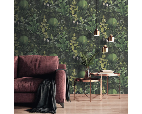 Wohnzimmer mit Sofa, Beistelltischen und Dschungeltapete