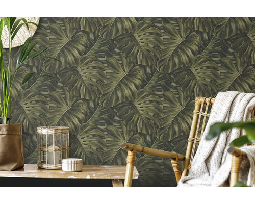 Wohnraum mit Monstera-Blätter Tapete, Tisch und Stuhl