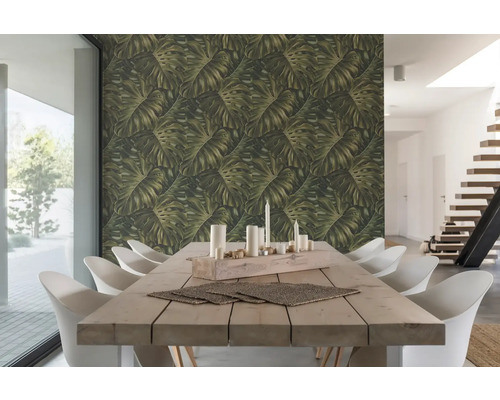 Heller Essbereich mit Holztisch, weißen Stühlen und Monstera-Blatt-Tapete