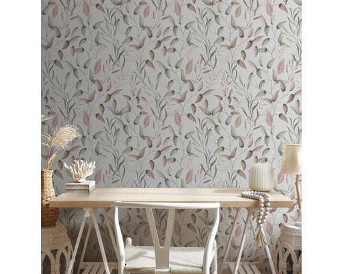 Büroraum mit Blumentapete, Schreibtisch und Stuhl