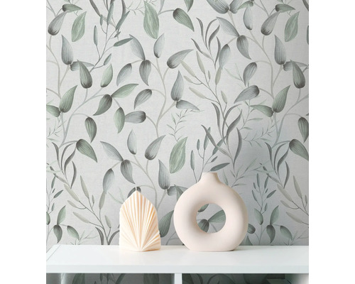 Tapete mit floralem Muster, kombiniert mit dekorativer Kerze und Vase auf einem Regal