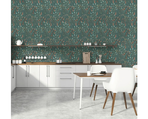 Küche mit grüner Blättertapete, weißen Schränken und Holztisch