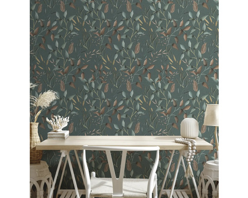 Dekoratives Zimmer mit Blättermuster-Tapete, Schreibtisch und Stuhl.