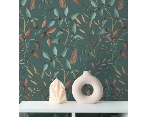 Dekorative Tapete mit Pflanzenmuster, kombiniert mit einer Kerze und einer Vase auf einem Regal