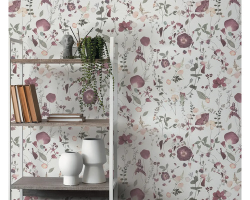 Regal mit Dekorationsartikeln vor einer floralen Tapete