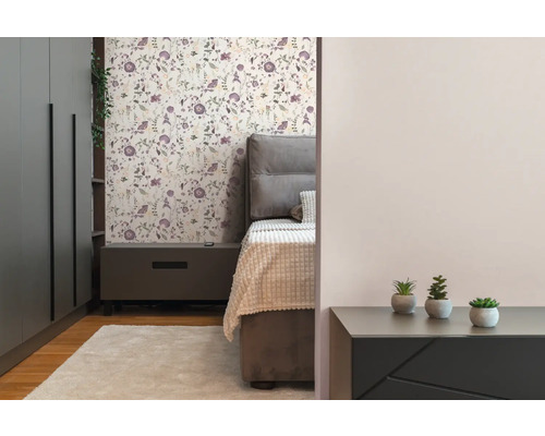 Schlafzimmer mit Bett, Nachttisch, Kleiderschrank und Blumentapete