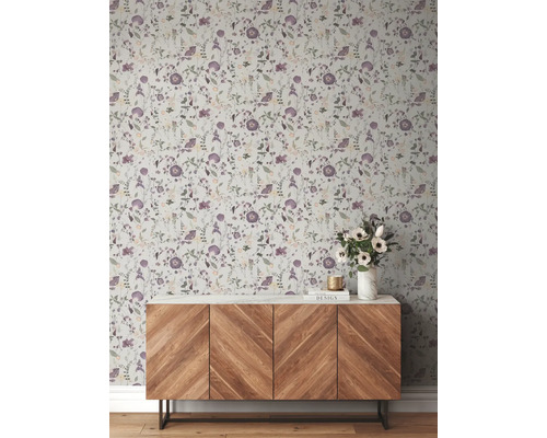 Raumansicht mit Blumentapete und Holzkommode