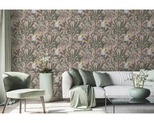 Wohnzimmer mit gemusterter Tapete, Sofa und Stuhl