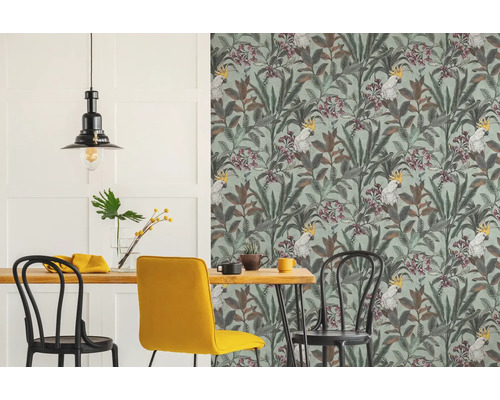 Esszimmer mit Papageienmuster-Tapete, Esstisch und Stühlen