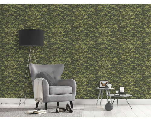 Wohnzimmer mit Moos-Tapete, Sessel, Stehlampe und Beistelltischen