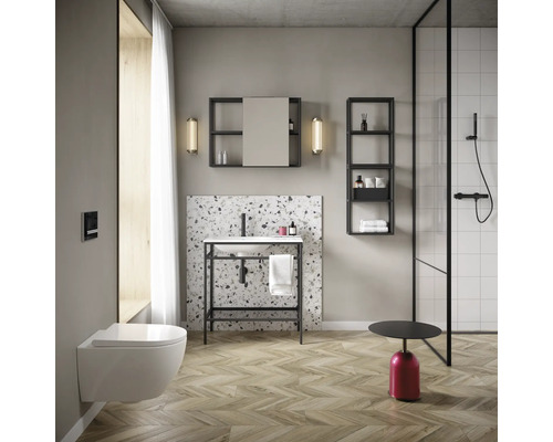 Modernes Badezimmer mit Waschbecken, Toilette, Dusche und Regalen