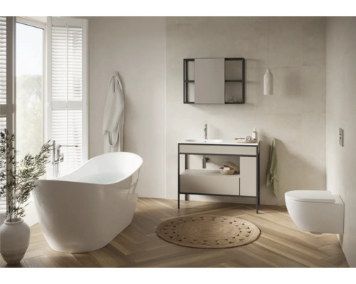 Badezimmer mit freistehender Badewanne, Waschtisch, Spiegel, Hänge-WC und Fenster mit Jalousien