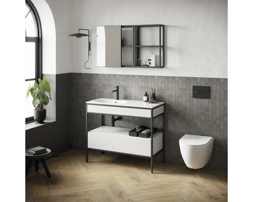 Badezimmer mit Waschtisch, Spiegelschrank, Wandlampe und Toilette in modernem Design