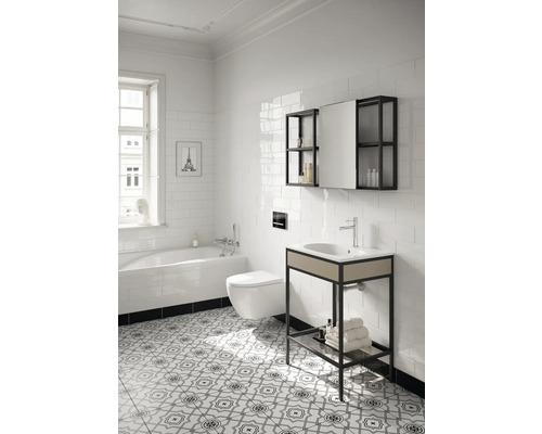 Helles Badezimmer mit Badewanne, Toilette, Waschtisch und Fliesenspiegel
