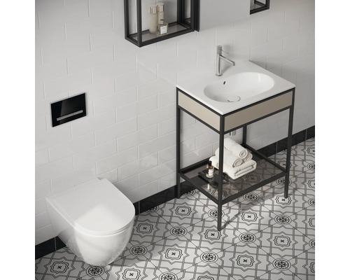 Modernes Badezimmer mit Toilette, Waschbeckenunterschrank und gemusterten Fliesen