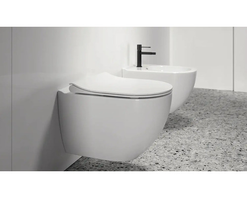 Wandhängendes WC und Bidet im Badezimmer