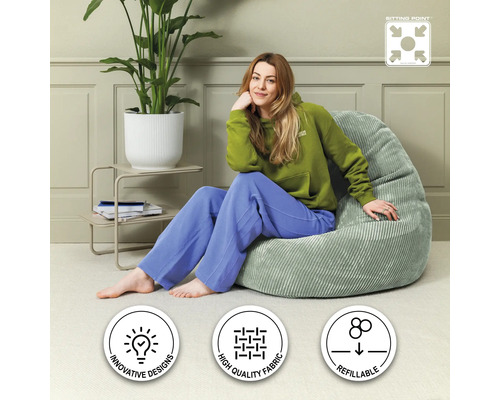 Frau sitzt auf einem hellen Kord-Sitzsack