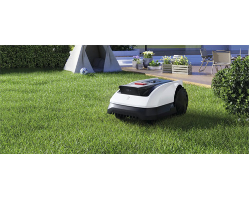 Rasenmähroboter auf einem Rasen vor einem Zelt und einer Terrasse