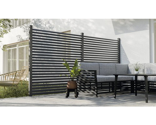 Szene mit Sichtschutzzaun, Gartensitzgruppe und Pflanze im Topf