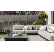 Außensitzbereich mit Lounge-Sofa, Couchtisch und Sichtschutzzaun