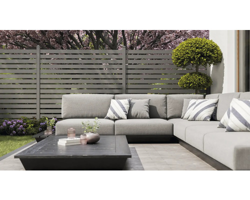 Außensitzbereich mit Lounge-Sofa, Couchtisch und Sichtschutzzaun