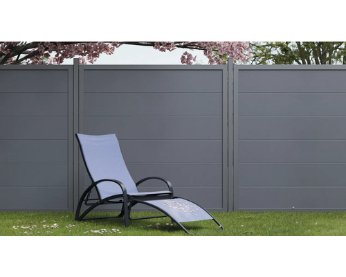 Garten Szene mit einem Sichtschutzzaun und einer Liege