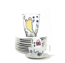 Glas, Tassen und Teller mit verschiedenen Motiven
