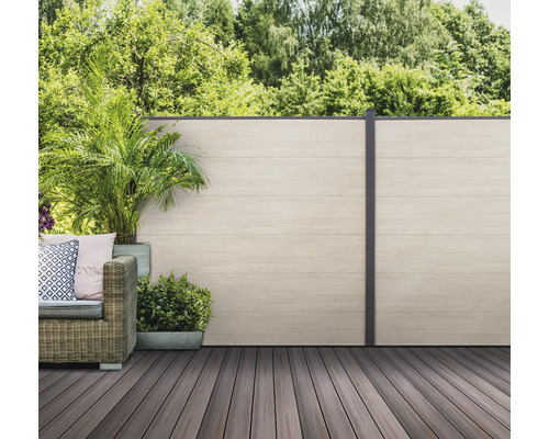 Terrasse mit Holzdielen und Sichtschutzzaun