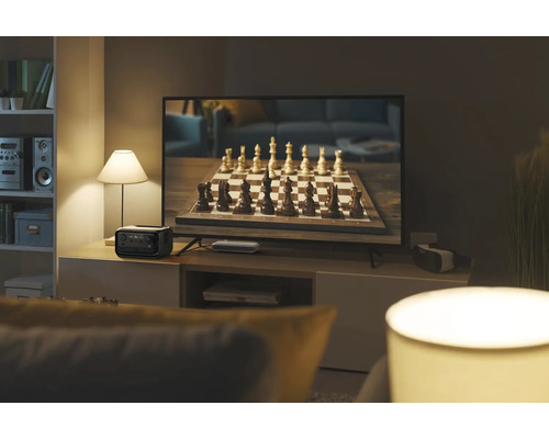 Wohnzimmer mit Fernseher und tragbarer Powerstation