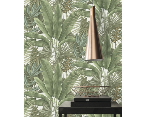 Tapete mit tropischen Blättern, Pendelleuchte und Dekoration auf einem Tisch