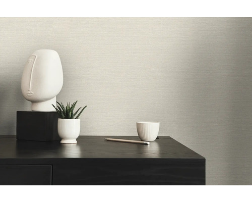 Szene mit Textiltapete, Tisch, Skulptur und Pflanze